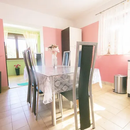Daire Spacious New App For 5 Persons, Close Beach&city Poreč