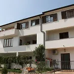 Spacious New App For 5 Persons, Close Beach&city